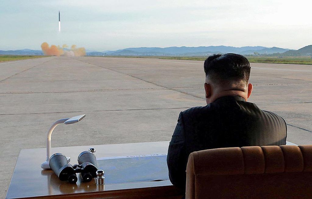 Pemimpin Korea Utara,  Kim Jong Un, menyaksikan peluncuran rudal Hwasong-12. Foto yang dikeluarkan oleh Kantor Berita  Korea Utara (KCNA) pada tanggal 16 September 2017.  Hwasong-12 meluncur sejauh 3.700 kilometer di atas Pulau Hokkaido, Jepang, dan mendarat di Samudra Pasifik, jarak terjauh dari semua uji coba rudal Korut.
