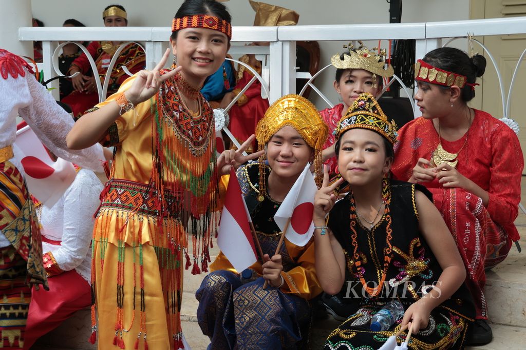 Siswa SMP Mardi Waluya, SMP Mardi Yuana, SMP PGRI 5 Bogor bersiap menyambut kunjungan kenegaraan Kaisar Jepang Naruhito dan Permaisuri Masako di Istana Kepresidenan Bogor, Senin (19/6/2023).