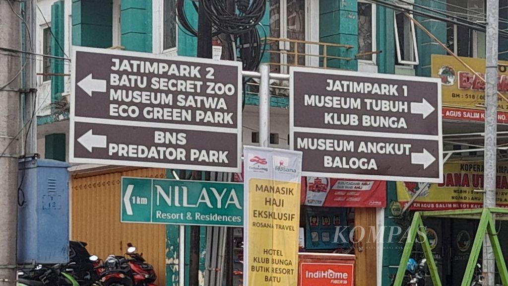 Papan penunjuk lokasi wisata yang berdiri di simpang empat Jalan Dewi Sartika dengan Jalan Sultan Agung dan Oro-oro Ombo di Kota Batu, Jawa Timur, Kamis (23/6/2022).