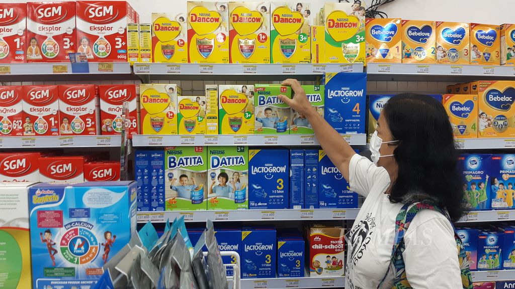 Seorang ibu sedang memilih susu formula di salah satu minimarket di Kecamatan Medan Satria, Kota Bekasi, Jawa Barat, Kamis (29/9/2022).