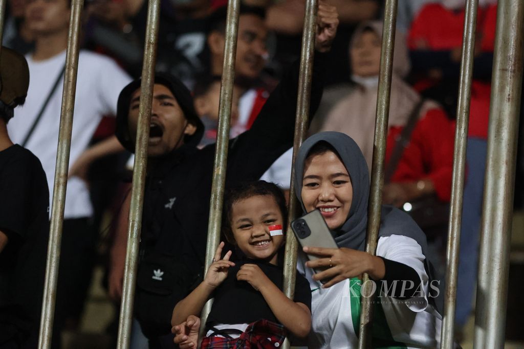 Ribuan penonton menyaksikan pertandingan Indonesia melawan Vietnam pada laga penyisihan grup Piala AFF U-16 di Stadion Maguwoharjo, Sleman, Yogyakarta, Sabtu (6/8/2022). Indonesia menang dengan skor 2-1.