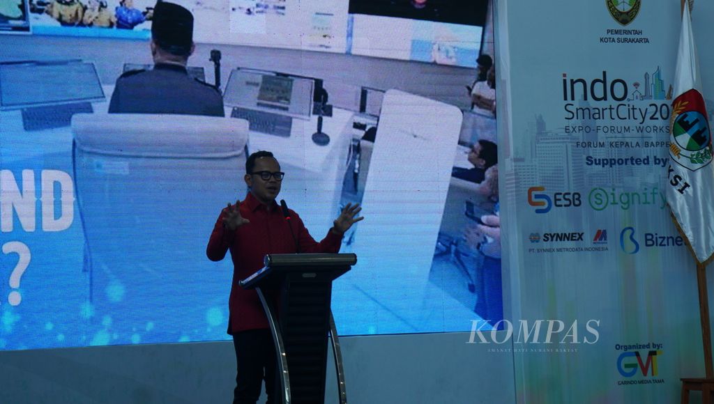 Ketua Dewan Pengurus Asosiasi Pemerintah Kota Seluruh Indonesia Bima Arya menyampaikan pidatonya dalam gelaran Indo Smart City 2022, di Solo Technopark, Kota Surakarta, Jawa Tengah, Rabu (12/10/2022). Forum diskusi tersebut membahas penerapan kota pintar bagi berbagai daerah.