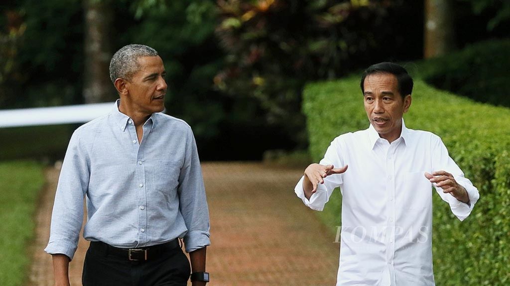 Presiden Joko widodo (kanan) dan Presiden Amerika Serikat Ke-44 Barack Obama berjalan menuju Kafe Grand Garden di Kebun Raya Bogor, Jawa Barat, Jumat (30/6/2017).