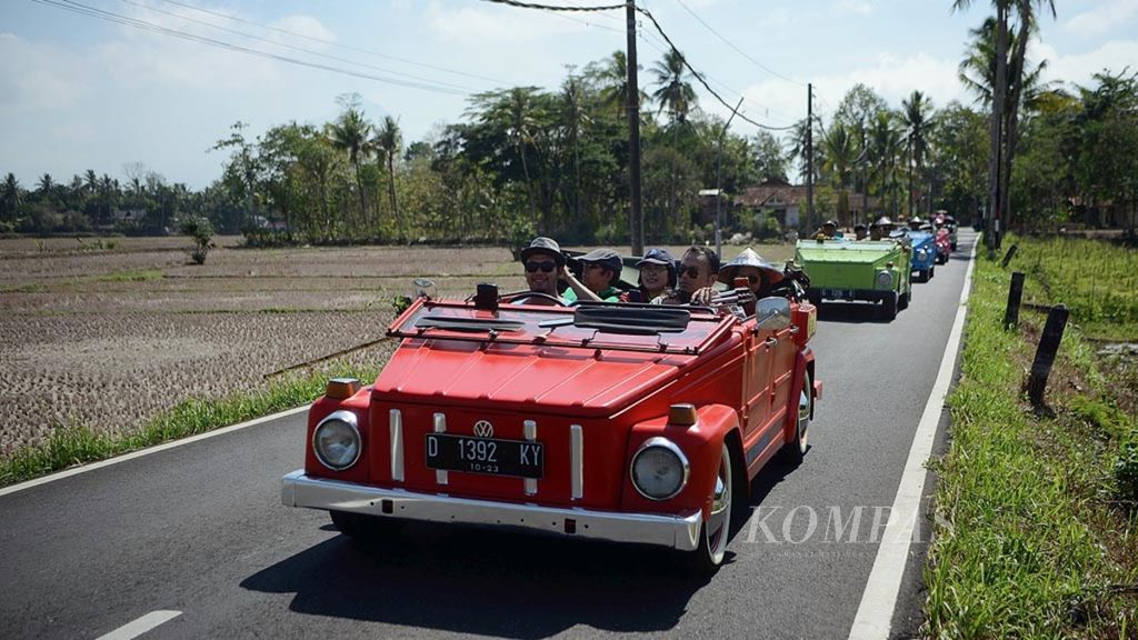 Turis berwisata dengan jasa angkutan wisata yang dikelola warga di Desa Wanurejo, Borobudur, Magelang, Jawa Tengah, Jumat (15/11/2019).