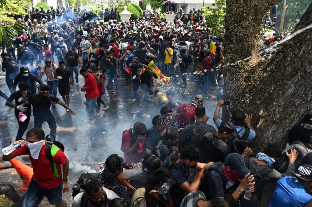 Personel militer menembakkan gas air mata untuk mengusir massa demonstran di luar kantor Perdana Menteri Sri Lanka di Colombo, 13 Juli 2022. 