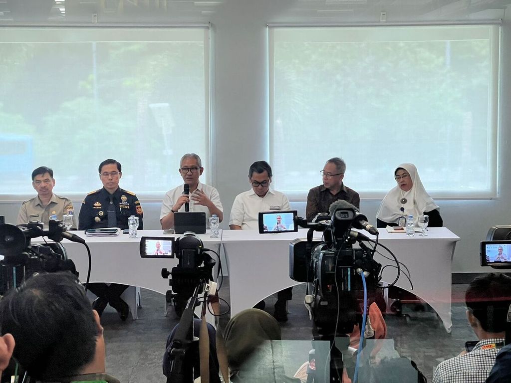 (From left to right) Head of the PAUD, Community Education and Special Education Division of the DKI Jakarta Education Service, Wawan Sofwanudin; Head of the Soekarno-Hatta Type C Customs and Excise Commission, Gatot Sugeng Wibowo; Director General of Customs and Excise, Ministry of Finance, Askolani; Special Staff for Strategic Communications of the Ministry of Finance, Yustinus Prastowo; DHL Indonesia Senior Technical Advisor, Ahmad Mohammed; and Acting Head of SLB-A National Level Guidance in a media briefing regarding the authority of the Directorate General of Customs and Excise in the import process in Tangerang, Monday (29/4/2024).