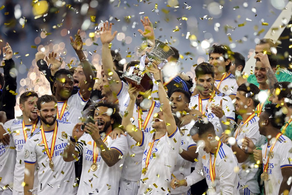 Pemain Real Madrid merayakan gelar juara Piala Super Spanyol usai mengalahkan Athelitc Bilbao dalam laga Piala Super Spanyol di Stadion King Fahd Internasional, Riyadh, Arab Saudi, Senin (17/1/2022).