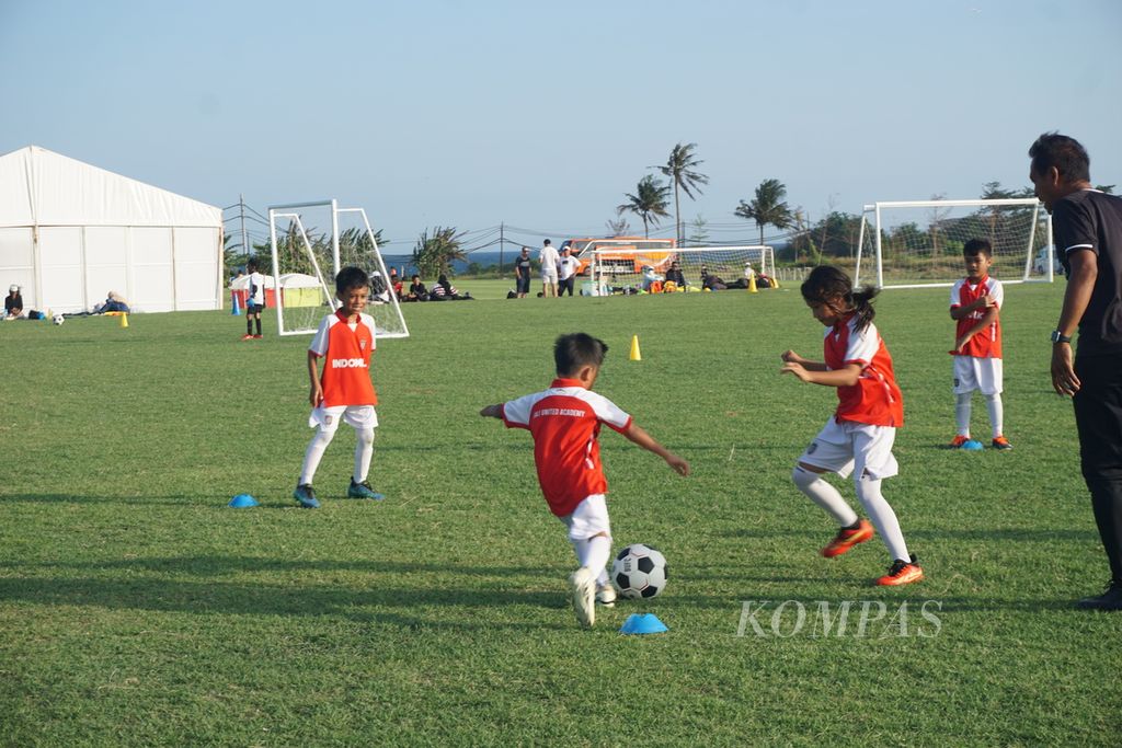 Pemain Akademi Bali United berlatih pada Sabtu (11/5/2024) di Bali United Training Center, Gianyar, Bali. Beberapa pemain putri turut berlatih.
