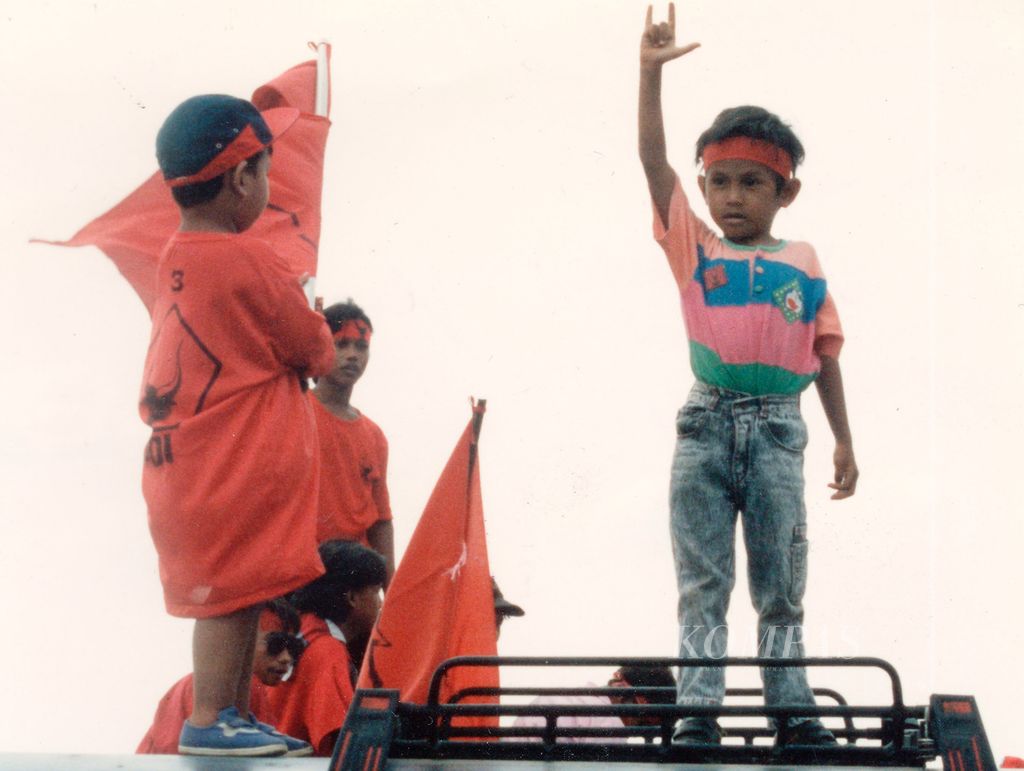 Keterlibatan anak-anak di bawah umur yang dibawa orangtuanya kampanye PDI di Jakarta, Rabu (1/1/1992). 