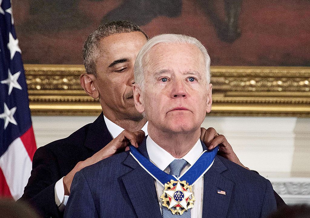 Presiden AS Barack Obama memberikan Wakil Presiden Joe Biden Presidential Medal of Freedom saat penghormatan kepada Biden di Gedung Putih di Washington, DC, pada 12 Januari 2017. 