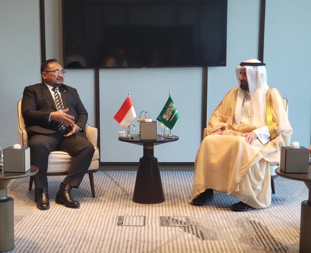 Menteri Agama Yaqut Cholil Qoumas (kiri) dan Menteri Haji dan Umrah Arab Saudi Tawfiq F al-Rabiah (kanan) dalam acara penandatanganan kesepakatan ibadah haji 2023 di Jeddah, Arab Saudi. Minggu (8/1/2023).
