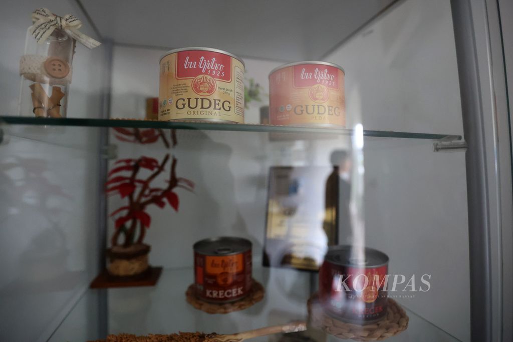 Gudeg dalam kemasan kaleng yang dihasilkan di rumah produksi pengalengan Gudeg Bu Tjitro, Kabupaten Sleman, Daerah Istimewa Yogyakarta, Jumat (5/5/2023).