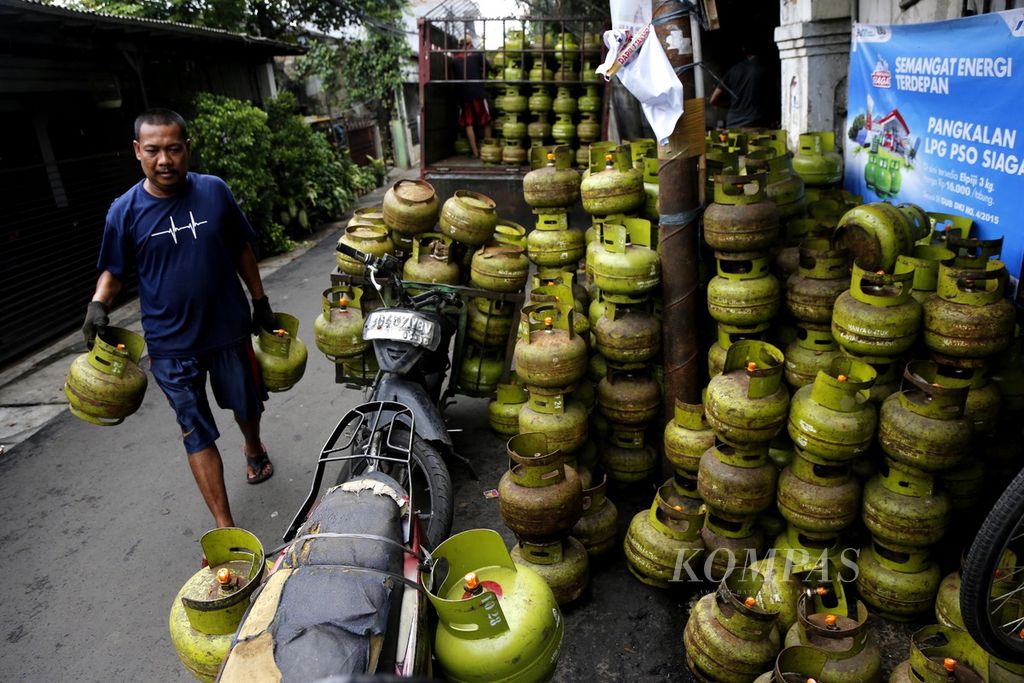 Pedagang mengambil gas elpiji 3 kilogram bersubsidi pangkalan elpiji di kawasan Tanah Abang, Jakarta, Rabu (3/1/2024).