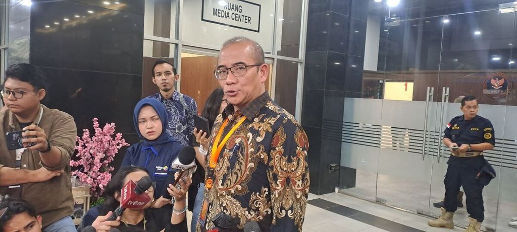 KPU Chairman Hasyim Asy'ari gave a statement to the media after a trial examining alleged ethical violations at the DKPP Building, Wednesday (22/5/2024).