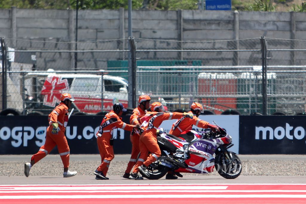 Marshal attempted to move aside the motorcycle of Prima Pramac Racing racer, Jorge Martin, who slipped in turn 16 during the second qualifying round of the MotoGP race in Indonesia Series at the Pertamina Mandalika International Circuit, Central Lombok, NTB, on Saturday (14/10/2023). Jorge Martin was in sixth position for the pole position.
