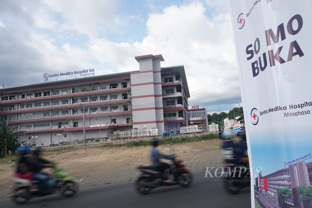 Pengendara sepeda motor melintas di depan Rumah Sakit Sentra Medika Internasional di Desa Maumbi, Kalawat, Minahasa Utara, Sulawesi Utara, Minggu (20/9/2020). Rumah sakit baru itu akan menyediakan 200 tempat tidur, 47 di antaranya di dalam ruang isolasi khusus pasien Covid-19.
