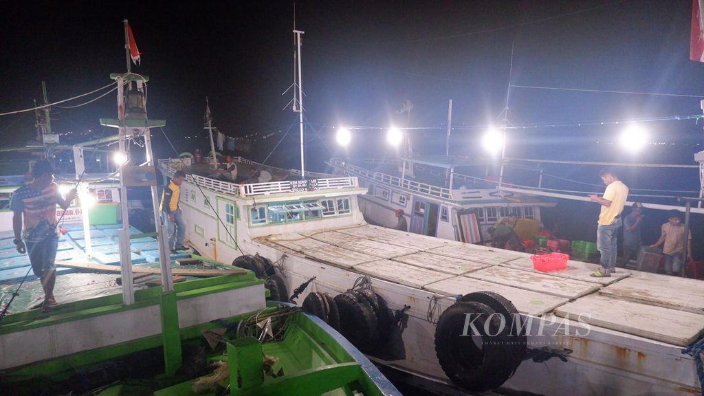 Sejumlah kapal nelayan sandar di Pelabuhan Perikanan Banjarmasin, Kalimantan Selatan, Jumat (24/6/2022) malam. 
