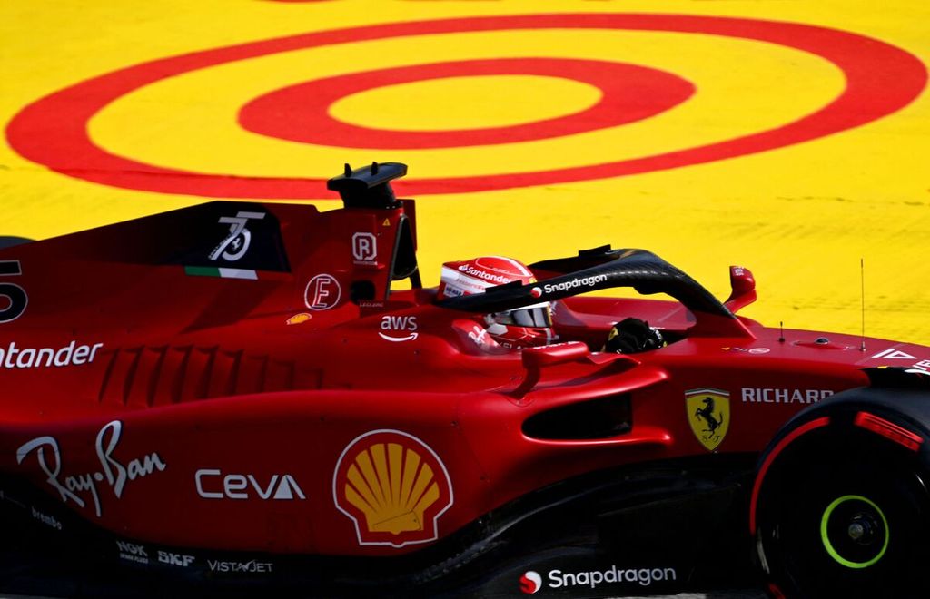 Pebalap Ferrari Charles Leclerc berhasil meraih <i>pole position</i> dalam sesi kualifikasi Grand Prix Formula 1 seri Spanyol di Sirkuit Barcelona-Catalunya, Montmelo, Spanyol, Sabtu (21/5/2022). Pebalap Red Bull, Max Verstappen, di posisi kedua dan pebalap Ferrari, Carlos Sainz Jr, di posisi ketiga.