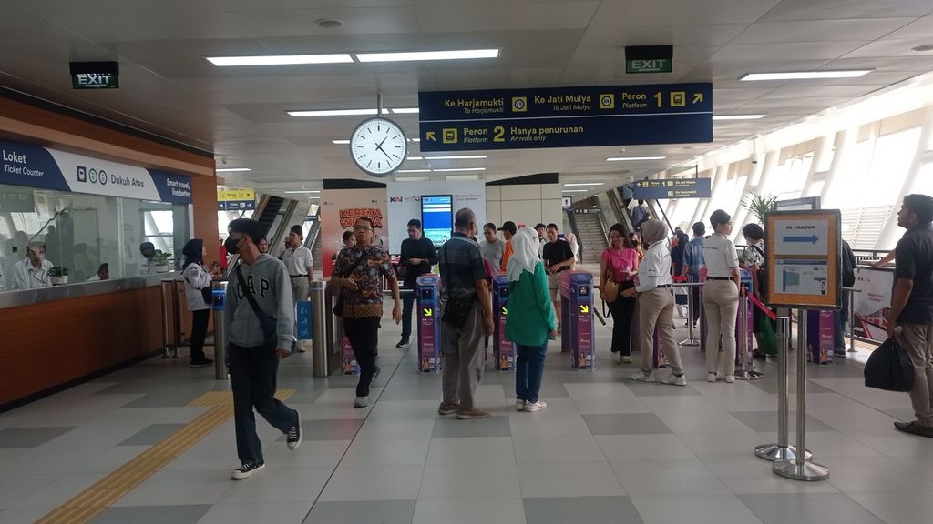 Lalu-lalang pengguna LRT Jabodebek di Stasiun LRT Dukuh Atas, Jakarta Pusat, Rabu (13/9/2023).
