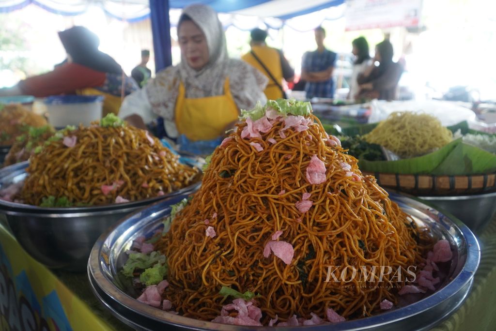 Mi kuning goreng yang dijual di pasa pabukoan di pelataran parkir Ruang Terbuka Hijau Imam Bonjol, Kota Padang, Sumatera Barat, Selasa (26/3/2024) sore.