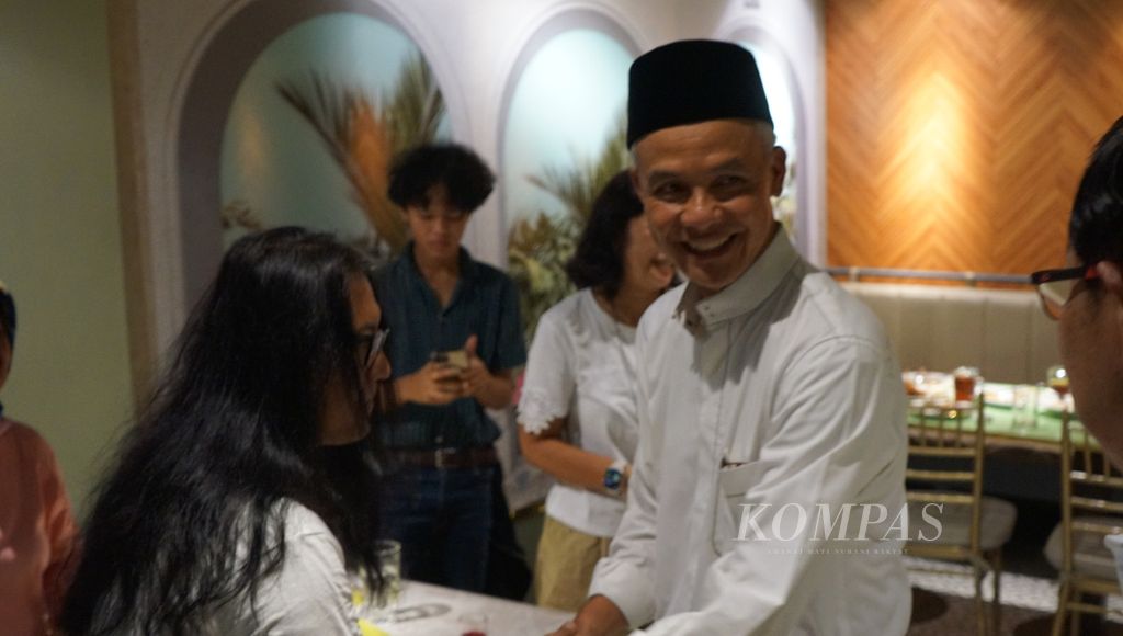 Gubernur Jawa Tengah Ganjar Pranowo (kanan) tak sengaja bertemu dengan sukarelawan Jokowi saat buka puasa terakhir, di Kota Surakarta, Jawa Tengah, Jumat (24/1/2023). Pertemuan itu kebetulan terjadi setelah Ganjar ditunjuk sebagai bakal calon presiden dari PDI P.