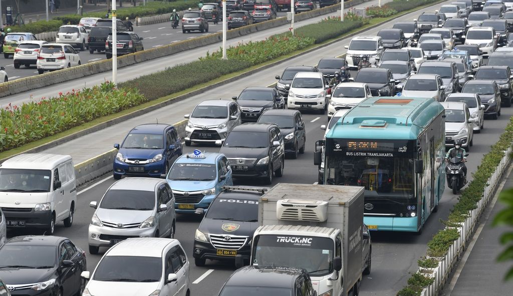 Bus listrik Transjakarta melintas di Jalan Sudirman, Jakarta, Selasa (14/6/2022). Selain untuk mengurangi kemacetan, penggunaan bus listrik juga untuk mengurangi polusi suara dan emisi karbon dioksida gas buang kendaraan.