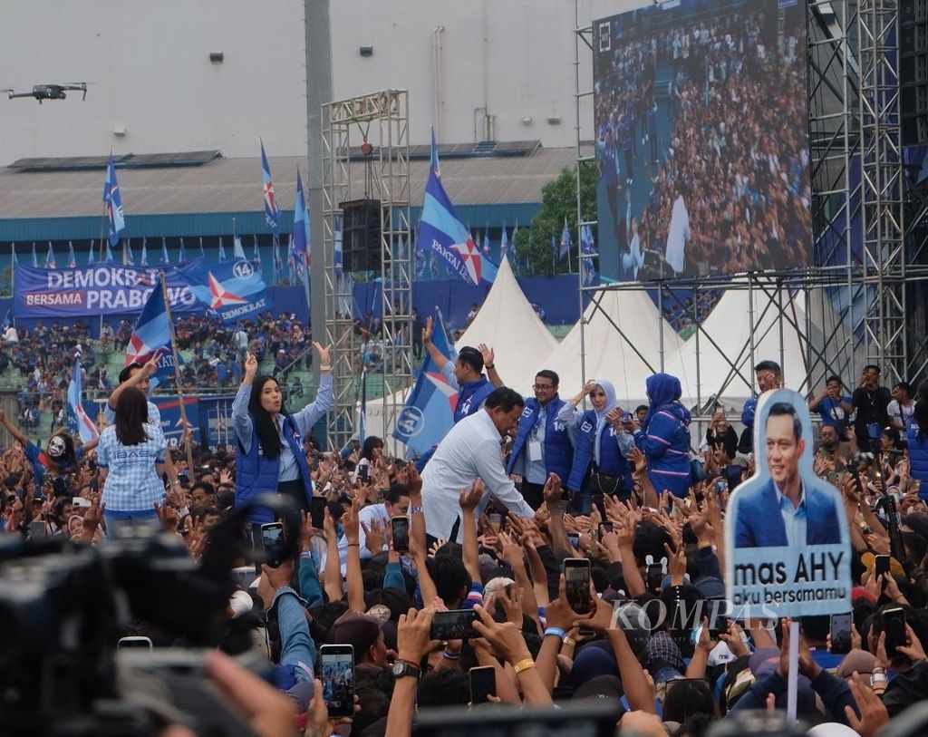 Calon presiden nomor urut 2, Prabowo Subianto, menghadiri kampanye akbar Partai Demokrat di Stadion Gajayana, Kota Malang, Jawa Timur, Kamis (1/2/2024). 