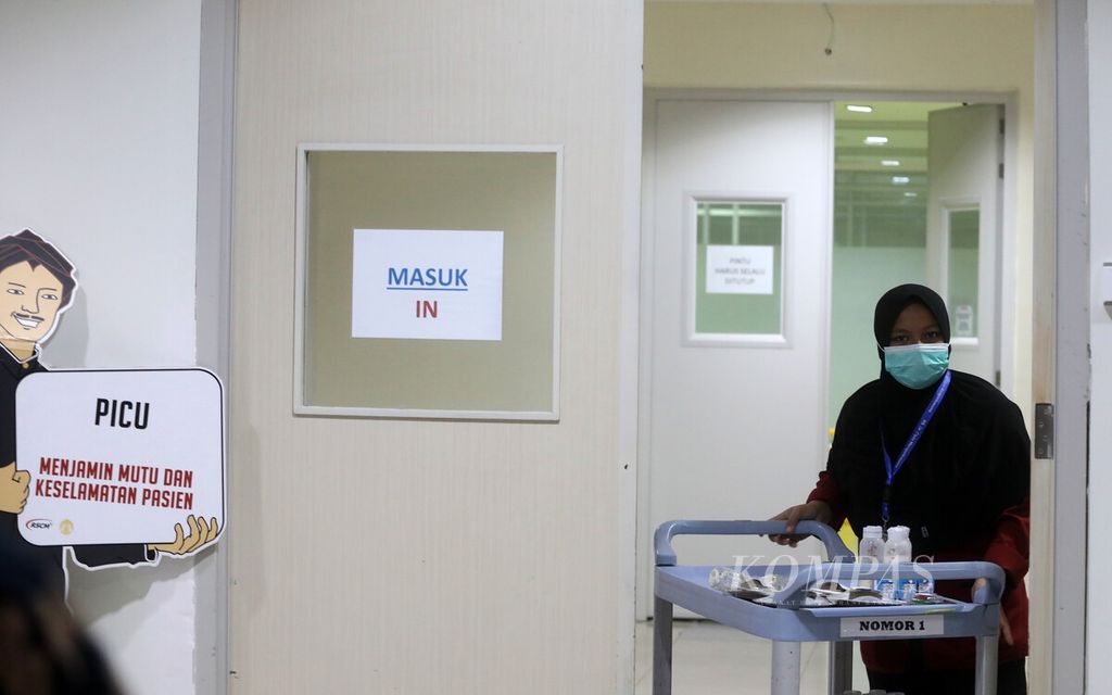 Pertugas yang mendorong troli berisi makanan pasien berjalan keluar dari ruangan Unit Perawatan Intensif Anak (PICU) di Pusat Kesehatan Ibu dan Anak (PKIA) Kiara RSUP Dr Cipto Mangunkusumo, Jakarta, Jumat (21/10/2022). Ruang PICU ini merawat 11 pasien anak penderita gangguan ginjal akut. RSCM menjadi rumah sakit rujukan bagi penanganan pasien anak yang menderita gangguan ginjal akut. Saat ini hanya ada 14 rumah sakit rujukan dialisis anak. 
