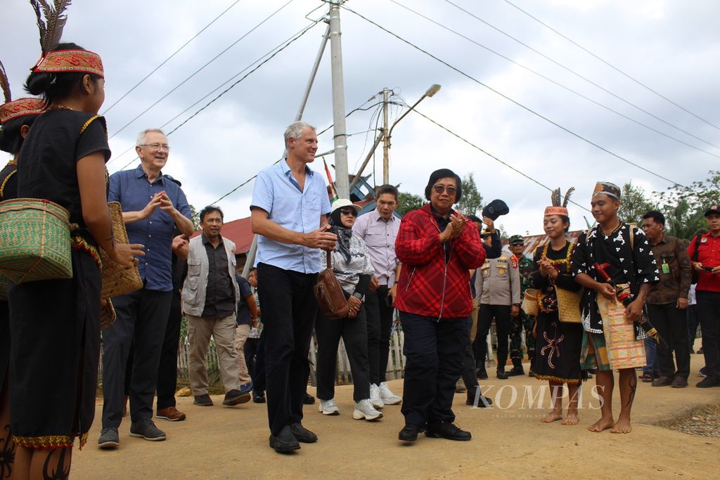 Menteri Lingkungan Hidup dan Kehutanan RI Siti Nurbaya (baju merah), Lord Goldsmith (kiri), dan CEO Andrew Steer tiba di Desa Kinipan, Kabupaten Lamandau, Kalteng, Sabtu (7/9/2024).