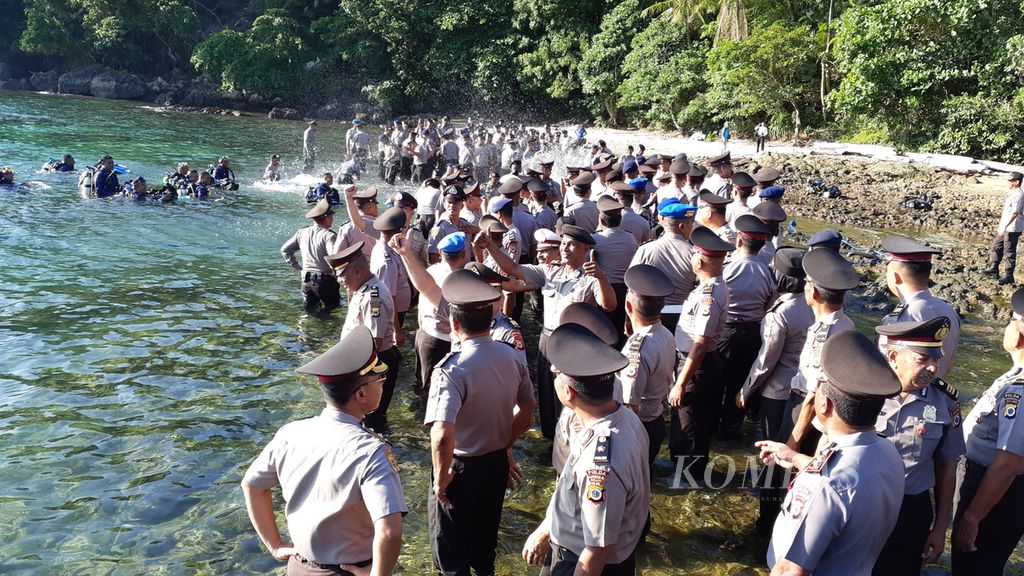 Anggota Kepolisian Daerah Maluku menerima kenaikan pangkat di laut, tepatnya pesisir Desa Tulehu, Pulau Ambon, Selasa (31/12/2019).