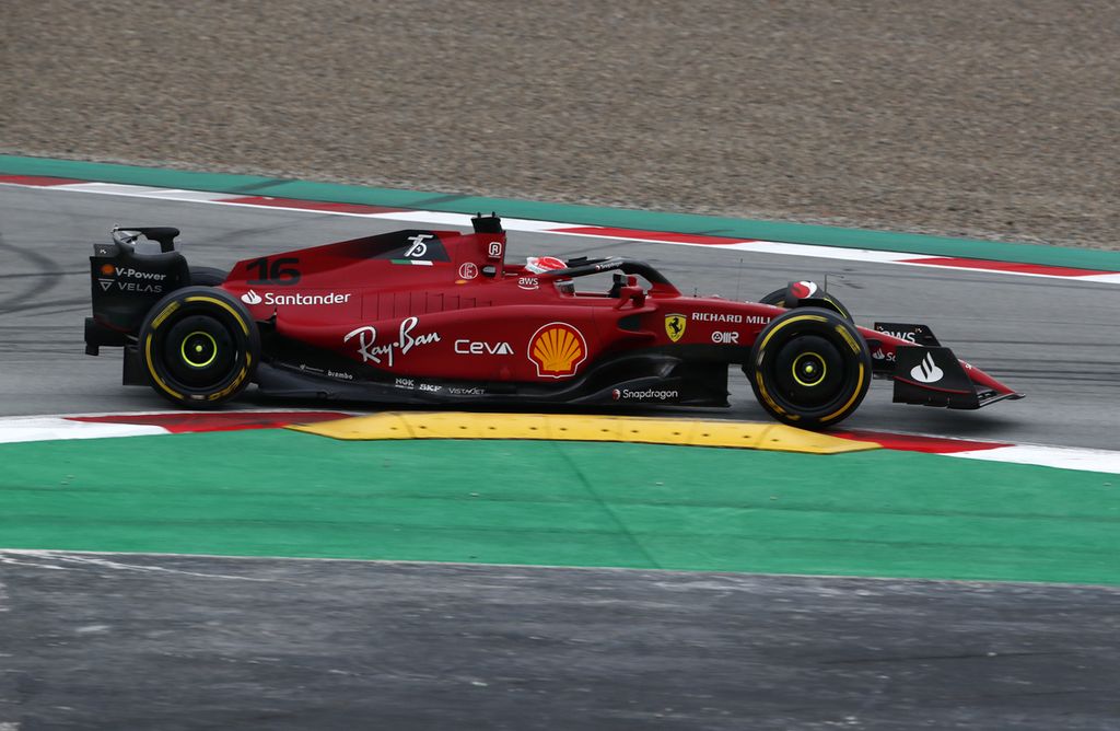 Pebalap Ferrari, Charles Leclerc, melajukan kendaraannya selama sesi uji coba pramusim Formula 1 di Catalunya, Spanyol, Jumat (25/2/2022). 