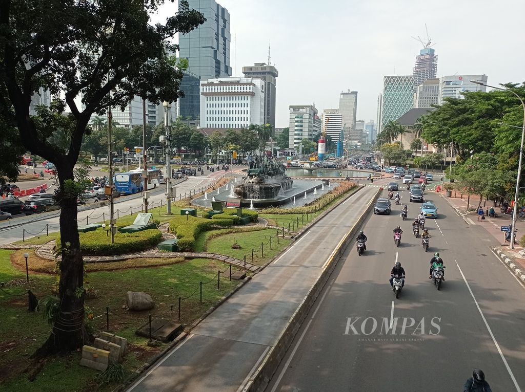 Suasana di seputaran Patung Arjuna Wijaya dan Monumen Nasional jelang unjuk rasa oleh Badan Eksekutif Mahasiswa Seluruh Indonesia atau BEM SI, Senin (11/4/2022).