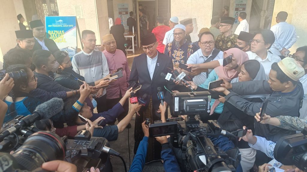 Menteri Pariwisata dan Ekonomi Kreatif yang juga Wakil Ketua Dewan Pembina Partai Gerindra Sandiaga Salahuddin Uno menemui wartawan seusai shalat Idul Fitri di Masjid Istiqlal, Jakarta, Sabtu (22/4/2023).