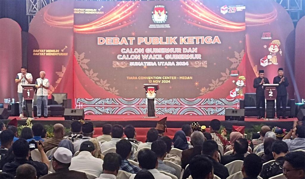 Dari kiri ke kanan pasangan Bobby Nasution-Surya dan Edy Rahmayadi-Hasan Basri Sagala hadir dalam debat ketiga Pilkada Sumut di The Tiara Convention Center Medan, Rabu (13/11/2024). 