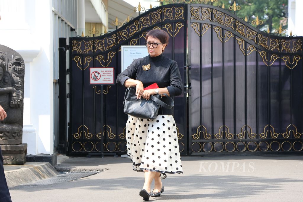 Menteri Luar Negeri Retno Marsudi meninggalkan Kompleks Istana Kepresidenan seusai mendampingi Presiden Joko Widodo yang menerima kunjungan kehormatan Menlu China Wang Yi di Istana Merdeka, Jakarta, Kamis (18/4/2024).