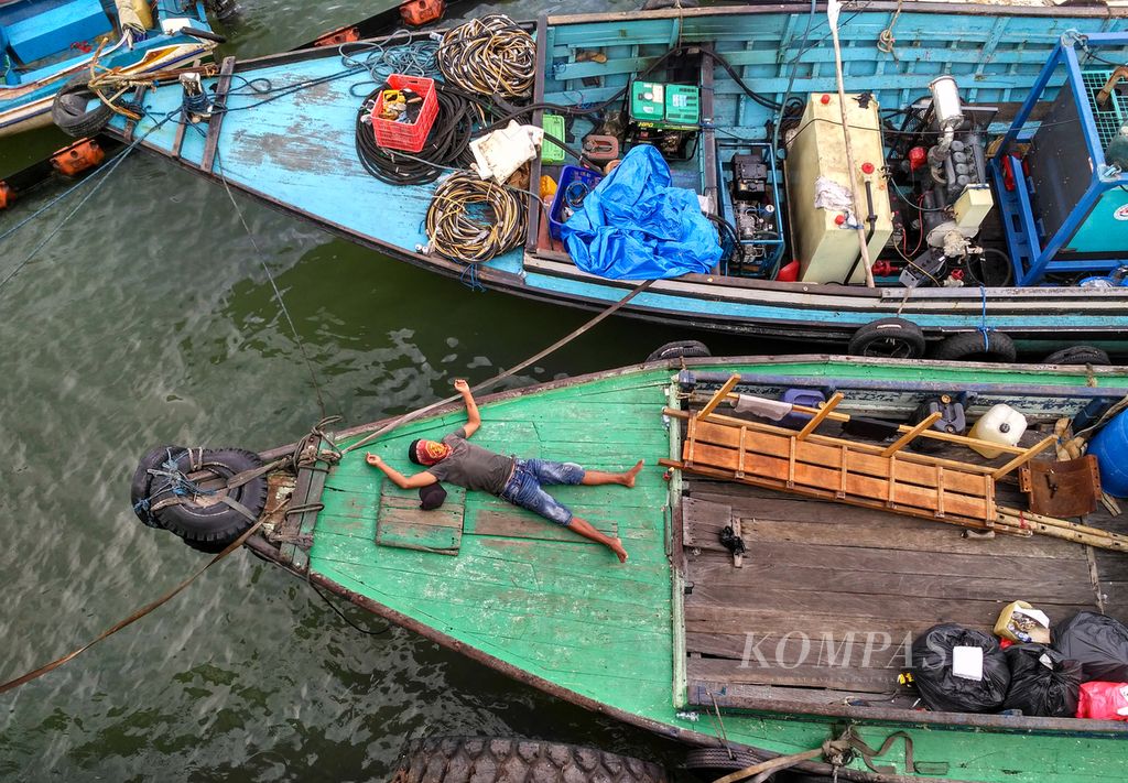 Warga terlelap di atas kapal di perairan Teluk Balikpapan, 21 April 2018. 