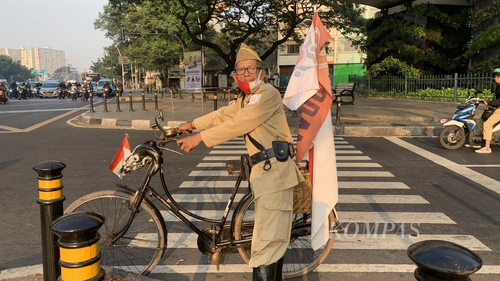 Beragam ekspresi ditunjukkan masyarakat menyambut Hari Ulang Tahun Ke-78 Kemerdekaan Republik Indonesia. Sebagian masyarakat mengenakan atribut pejuang sambil bersepeda di kawasan Tanah Abang, Jakarta Pusat, Kamis (17/8/2023).