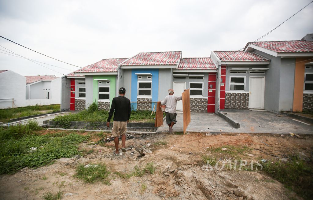 Aktivitas pekerja di proyek pembangunan perumahan subsidi di Desa Cibunar, Parung Panjang, Kabupaten Bogor, Jawa Barat, Senin (19/2/2024).  