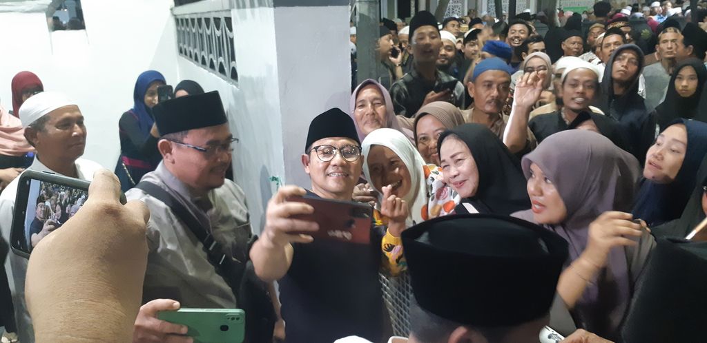Cawapres Abdul Muhaimin Iskandar melayani foto bersama pengunjung makam Sunan Ampel Surabaya, Jatim, Sabtu (6/1/2024). 
