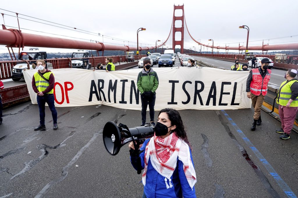 Aysha Abraibesh memimpin yel-yel saat demonstran pro-Palestina memblokade jembatan Golden Gate di San Francisco, California, Amerika Serikat, Senin (15/4/2024) waktu setempat.