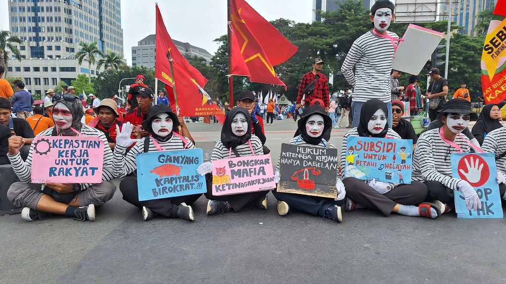 Ribuan buruh menuntut haknya saat peringatan Hari Buruh Sedunia atau May Day, Rabu (1/5/2024) di seputaran Patung Arjuna Wijaya dekat Monumen Nasional, Jakarta.