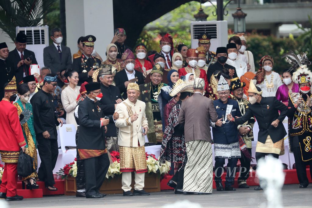 Para menteri Kabinet Indonesia Maju bergoyang saat Farel Prayoga (12) bernyanyi memeriahkan Upacara Peringatan Detik-detik Proklamasi Kemerdekaan RI di Istana Merdeka, Jakarta, Rabu (17/8/2022). 