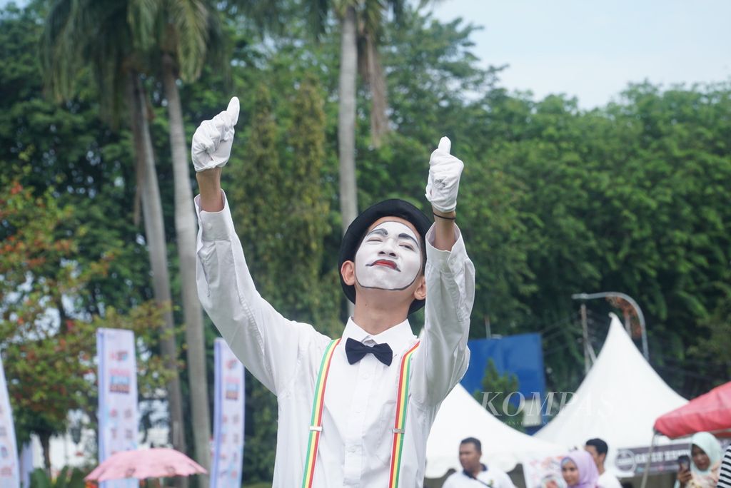 Siswa Sekolah Luar Biasa Yayasan Pembina Pendidikan Luar Biasa Padang menampilkan pantomim pada hari perdana Festival Anak Sumatera Barat 2023 yang diadakan Dinas Pemberdayaan Perempuan dan Perlindungan Anak, Pengendalian Penduduk, dan Keluarga Berencana Sumbar di kawasan Istana Gubernur Sumbar, Kota Padang, Sumbar, Sabtu (18/11/2023). 