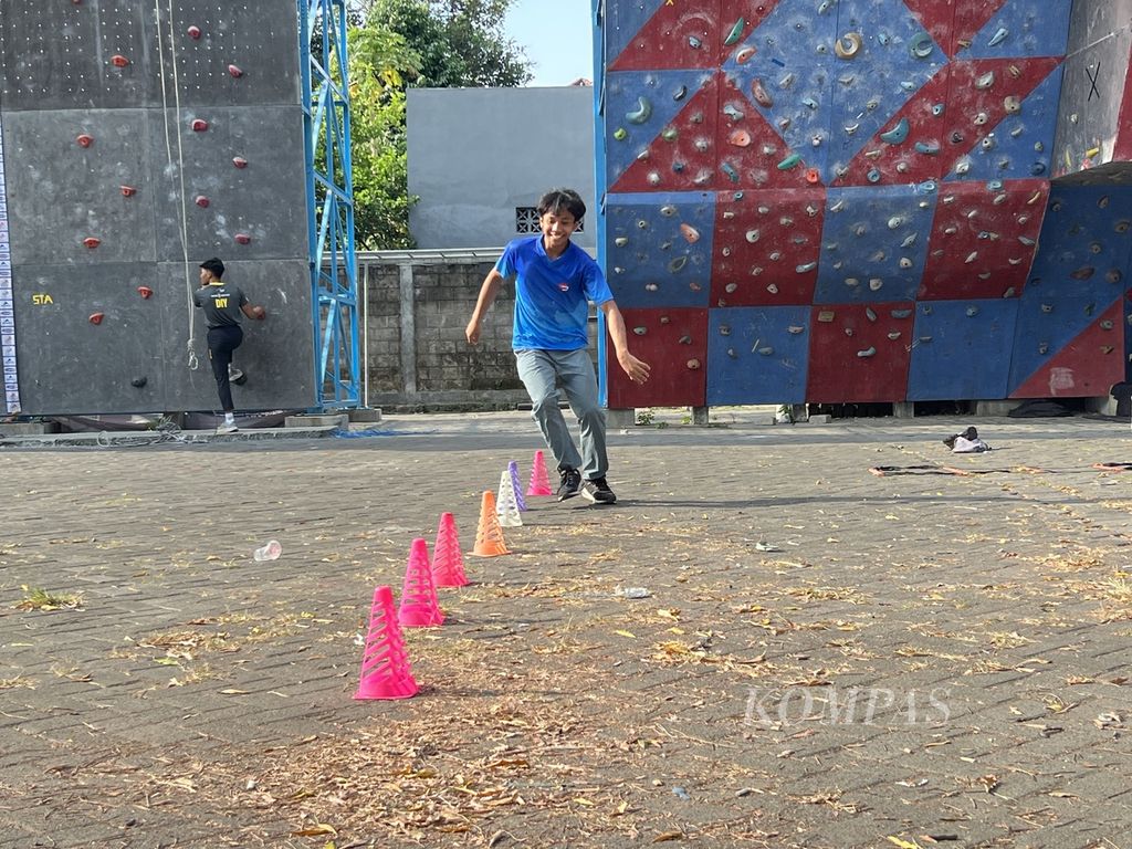 GodBless You (15), anggota Nusantara Sports Climbing (NSC), melakukan pemanasan sebelum berlatih memanjat di Fitriyani Climbing Arena, Klebengan, Yogyakarta, Rabu (14/8/2024).