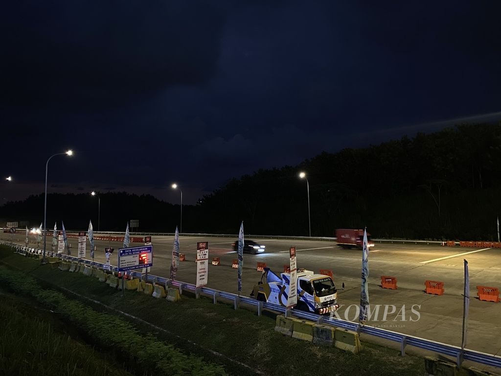 Situasi lalu lintas di Gerbang Tol Kalikangkung, Kota Semarang, Jawa Tengah, Senin (8/4/2024) malam. Arus kendaraan terpantau lengang. Puncak arus pada Senin terjadi pada pukul 11.00-12.00 dengan jumlah kendaraan yang melintas sebanyak 3.188 unit.