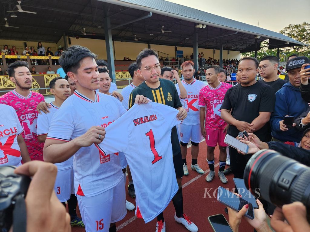 Ketua Umum PSI Kaesang Pangarep memberikan jersey bertuliskan Surakarta 1 kepada KGPAA Mangkunegara X atau Gusti Bhre, seusai laga <i>fun football</i> antarkeduanya, di Stadion Sriwedari, Kota Surakarta, Jawa Tengah, Minggu (21/7/2024). 