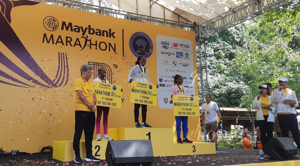 PT Bank Maybank Indonesia Tbk (Maybank Indonesia) menggelar Maybank Marathon 2022, ajang lari maraton internasional, di Bali. Suasana dalam penyerahan medali dan hadiah lomba untuk kategori <i>marathon open </i>putri, yang menghadirkan Group President and Chief Executive Officer Maybank Dato' Khairussaleh Ramli (kiri, depan). 
