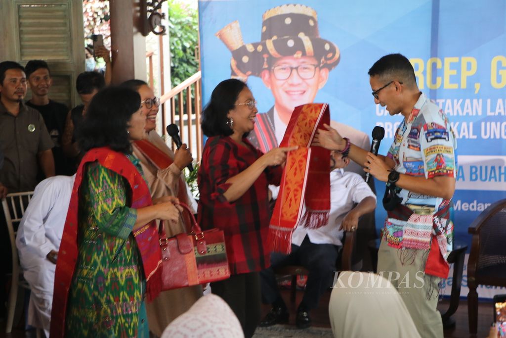 Menteri Pariwisata dan Ekonomi Kreatif Sandiaga Uno berbincang dengan pelaku usaha mikro kecil dan menengah di Medan, Sumatera Utara, Selasa (20/9/2022). Sandiaga menyebut UMKM dan ekonomi kreatif menghadapi inflasi dan ancaman resesi.