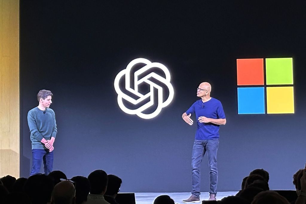 CEO Microsoft Satya Nadella (kanan) bersama CEO OpenAI Sam Altman memberikan presentasi dalam konferensi para pengembang pada 6 November 2023, di San Francisco, Amerika Serikat.  