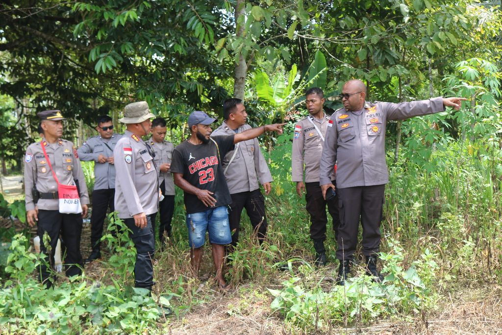 Hendrikus Maubak, salah satu warga yang melaksanakan Program Kasuari atau Kesejahteraan Untuk Anak Negeri dengan pembukaan kebun jagung dan kacang tanah di Kabupaten Mimika, Papua, pada tahun 2022. Program ini merupakan bagian pelaksanaan operasi Damai Cartenz dari Polri.